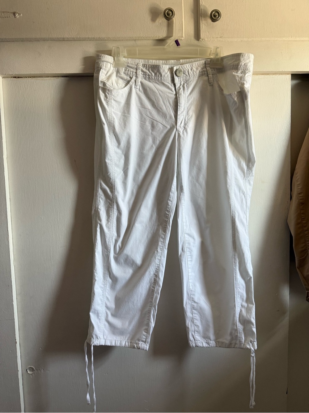 DKNY White Low Rise Cropped Pants
